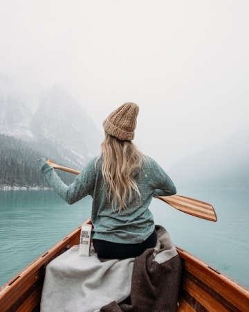 фотография девушки с веслом в лодке на озере photo of a girl with a paddle in a boat on the lake